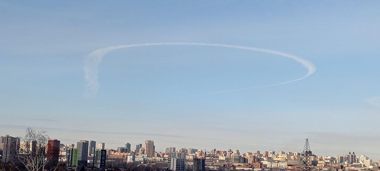 Фото В Новосибирске заметили необычное явление в виде кругов в небе 4